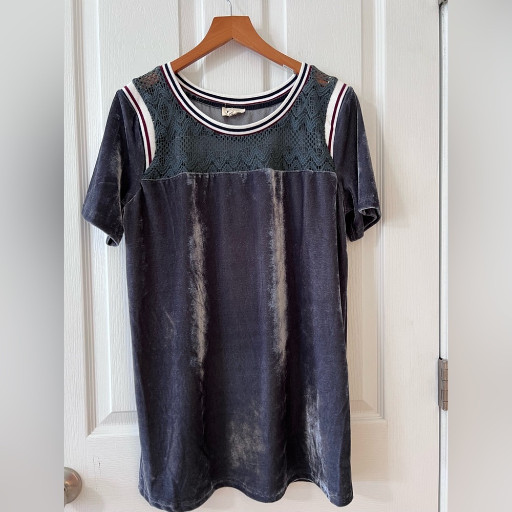 Pol crushed velvet top with lace detail at top. Size large